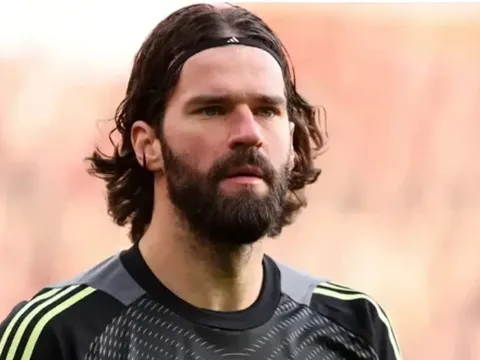 Alisson muốn chốt tương lai trước sự quan tâm từ Juventus