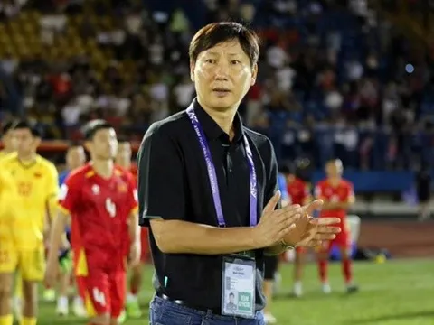 Giải mã cơn đau đầu dễ chịu của HLV Kim Sang-sik