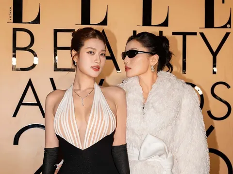 Kỳ Duyên trao giải cho Thiên Ân tại ELLE Beauty Awards 2026 sau màn chụp ảnh đôi gây chú ý trên thảm đỏ