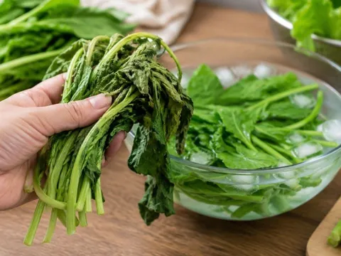 Đừng vội vứt rau hơi héo, làm cách này rau có thể tươi như mới