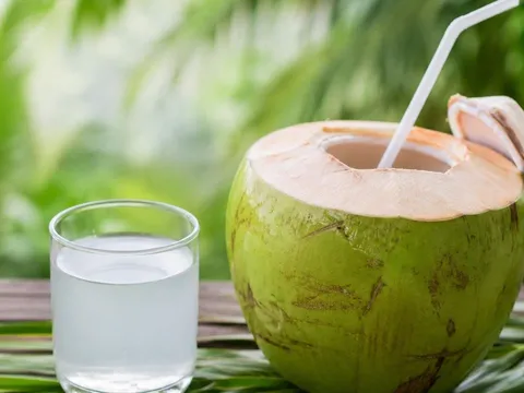 Những người cần hạn chế uống nước dừa