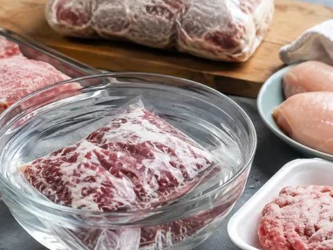 Sai lầm khi rã đông thịt làm tăng nguy cơ nhiễm khuẩn và mất dinh dưỡng