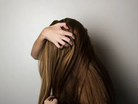 Thêm một nguyên liệu vào dầu gội, nhiều người thấy tóc lâu bết hơn trong mùa hè
