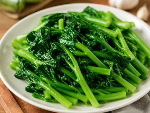 Vì sao rau luộc dễ mất màu, chuyển xanh sang vàng úa? Mẹo đơn giản giúp rau xanh mướt, để lâu vẫn đẹp mắt