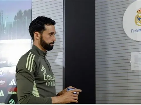 Alvaro Arbeloa bỏ buổi họp báo cuối cùng ở Real Madrid