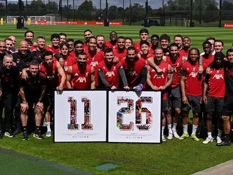 Salah xúc động nhận quà tri ân trước khi rời Liverpool