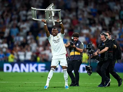 Alaba rơi lệ rời Real Madrid cùng biểu tượng chiếc ghế huyền thoại