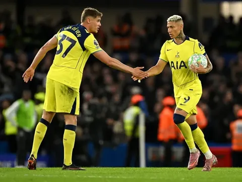 Chuyên gia chia rẽ về tấm vé xuống hạng của Spurs và West Ham