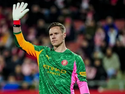 Ter Stegen đối mặt tương lai mịt mờ sau mùa giải kỳ lạ
