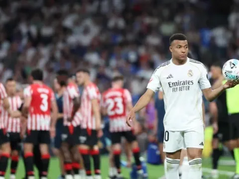 Kylian Mbappe và hai năm lạc lõng giữa dải ngân hà Real