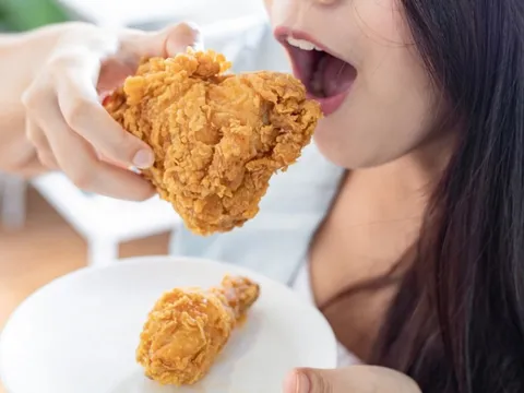 3 thực phẩm phụ nữ càng ăn càng xấu, da thâm xỉn, chu kỳ 'nhảy loạn'