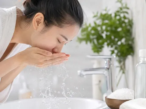 Bất ngờ cách rửa mặt với nước muối giúp sáng da, giảm thâm, giảm mụn nhưng phải dùng đúng