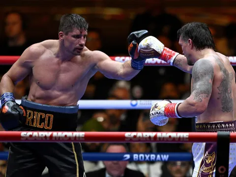 Bảng điểm chính thức trận Oleksandr Usyk vs. Rico Verhoeven: Hai giám định chấm hòa trước thời khắc knock-out định mệnh
