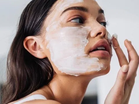Mặt nạ ngủ tràm trà được nhiều người yêu thích vì hỗ trợ da mụn, nhưng cần dùng đúng cách