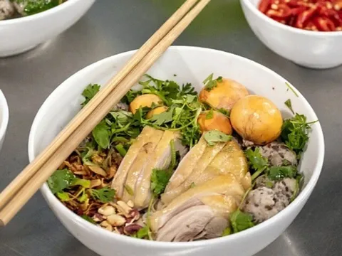 Ở Hà Nội có 5 quán phở gà lâu đời ngon nổi tiếng: Có nơi được Michelin vinh danh là “viên ngọc quý giữa lòng Thủ đô”