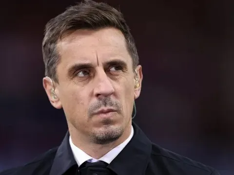 Neville nhắc Arsenal tăng quân sau ngôi vương
