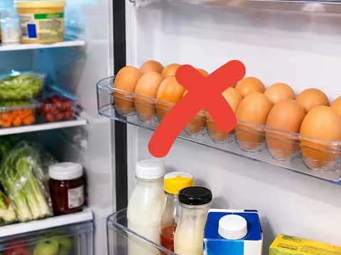 Cất trứng trong tủ lạnh, để cánh tủ là sai. Hãy nhớ "vị trí vàng" dưới đây