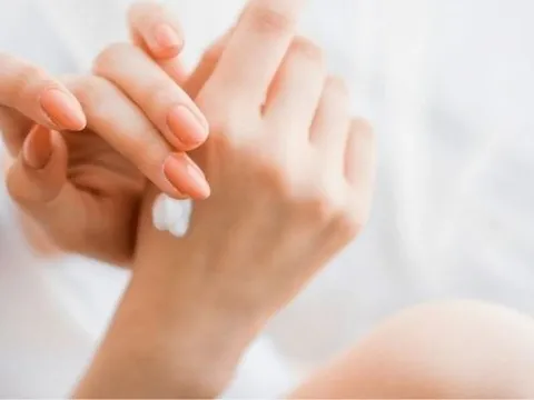 Công thức “mặt nạ tay cho người lười” được nhiều cô gái yêu thích vì giúp da tay mềm mịn hơn