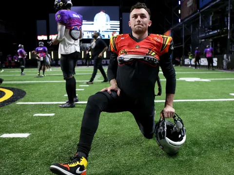 Trực tiếp Brand Risk 14: Johnny Manziel hạ gục Bob Menery trong trận chiến của những tay ngang