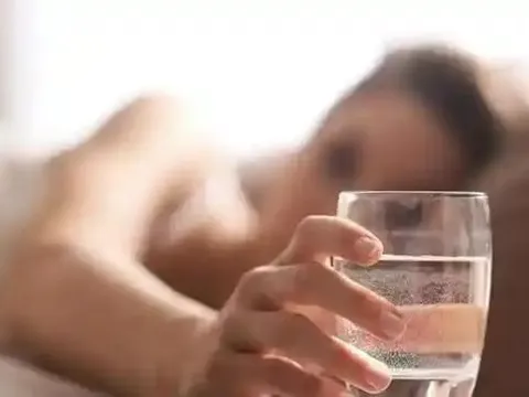 Uống 1 cốc nước sau khi thức dậy, cơ thể sớm nhận 5 thay đổi bất ngờ nhưng nhiều người đang uống sai cách