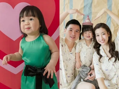 Con gái Hoa hậu Đỗ Mỹ Linh nhí nhảnh biểu diễn văn nghệ ở trường mầm non, lên sân khấu đối đáp chuẩn "cây hài"
