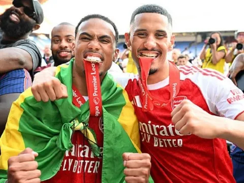 Saliba hé lộ bước ngoặt đưa Arsenal xưng vương