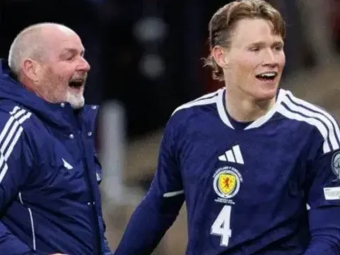 McTominay ca ngợi Steve Clarke là huấn luyện viên xuất sắc