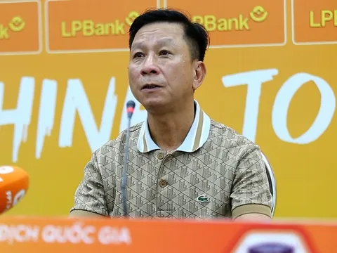 HLV Văn Sỹ Sơn ngỡ ngàng khi bị VFF cấm chỉ đạo hai trận