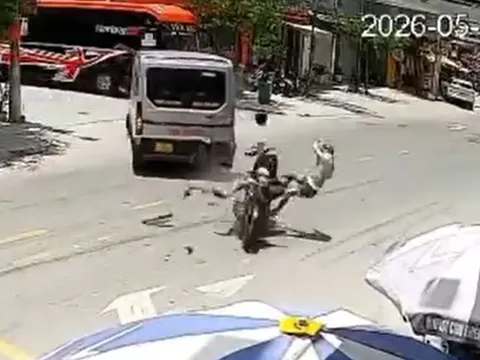 Clip: Hai thanh niên đi xe máy văng lên không trung sau cú tông xe 9 chỗ kinh hoàng
