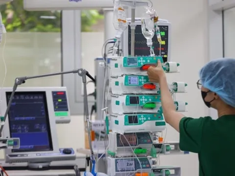 Đá bóng dưới nắng nóng, thiếu niên bị sốc nhiệt, suy gan thận