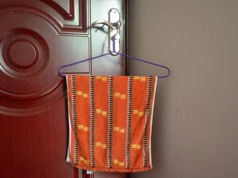 Treo một chiếc khăn ẩm lên tay nắm cửa,, mẹo nhỏ lợi cho cả nhà