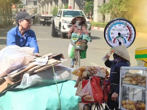 Những ngày Hà Nội chạm ngưỡng 40 độ C: Nơi tấm áo mẹ đẫm mồ hôi, không dám nghỉ vì "cơm áo gạo tiền"