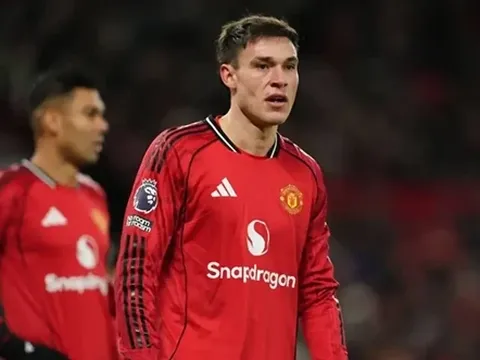Phong độ mờ nhạt khiến Manuel Ugarte kẹt lại MU