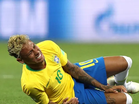 Neymar ăn vạ hay nỗ lực tuyệt vọng để bảo vệ đôi chân?