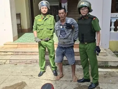 Xôn xao phụ huynh cầm dao xông vào trường tìm giáo viên vì nghi “dìm” điểm 2 con