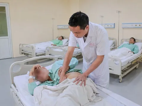 Cứu thành công quả thận chui lên ngực hiếm gặp, bác sĩ phải can thiệp trong tư thế người bệnh “gập như con tôm”