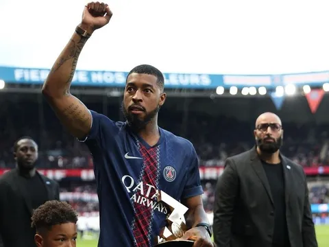 Kimpembe vinh dự mang cúp ra sân ở chung kết C1 của PSG