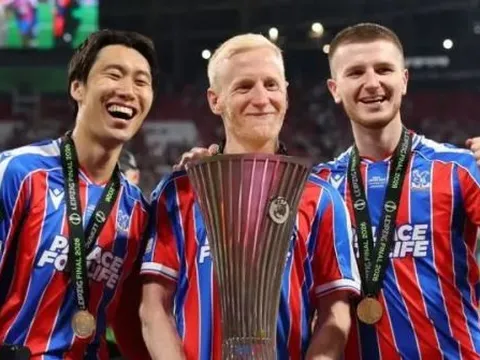 Phản ứng của Adam Wharton sau khi bị Tuchel gạch tên