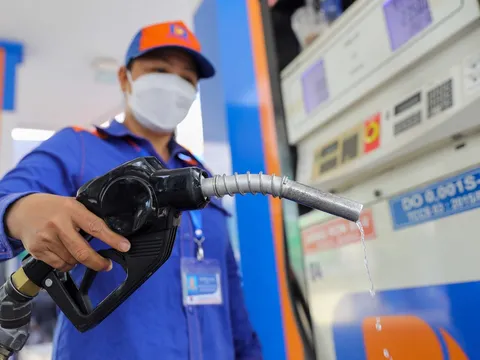 Đổ xăng buổi trưa là cực dại: 2 thời điểm đổ xăng an toàn, bỏ ít tiền mà hưởng lợi nhiều