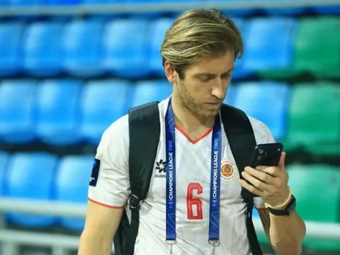 Stefan Mauk chống lại đội bóng cũ Adelaide ở cúp C1