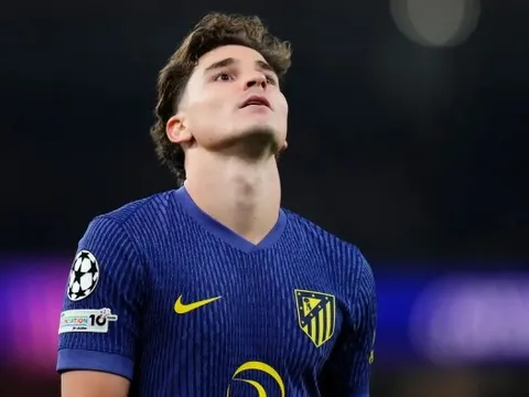Atletico bức xúc, phủ nhận tin đồn bán Alvarez cho Barca