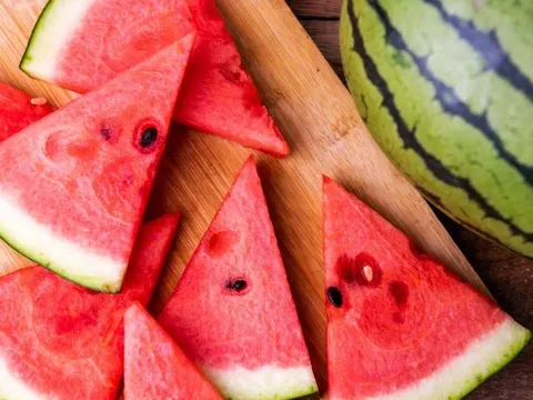 Dưa hấu mát bổ, 5 nhóm người này thường xuyên ăn sẽ có lợi cho sức khỏe