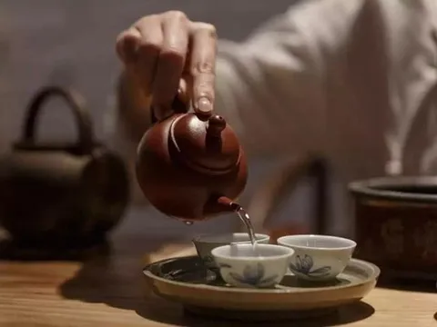 Vì sao rót trà phải cho cốc vào nước nóng trước?