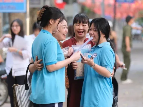 Hơn 124.000 sĩ tử Hà Nội bước vào "cuộc đua" giành suất vào lớp 10: Những khoảnh khắc ấn tượng trước giờ G