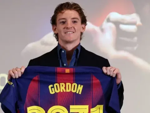 CHÍNH THỨC! Barcelona công bố thương vụ Anthony Gordon