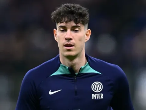 Barcelona dừng đàm phán vụ Bastoni để ưu tiên hàng công