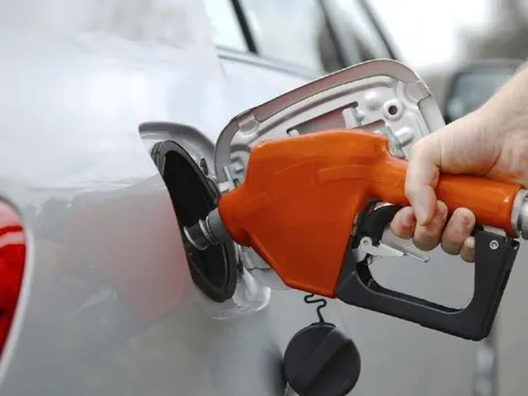 Có nên đổ xăng vào buổi trưa? Đây là 2 khung giờ đổ xăng “hời” nhất trong ngày