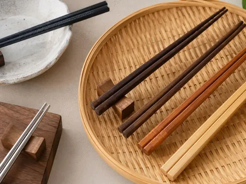 Đũa ăn nên thay bao lâu một lần? Nhiều người cứ tưởng còn dùng được là dùng, nguy cơ âm thầm