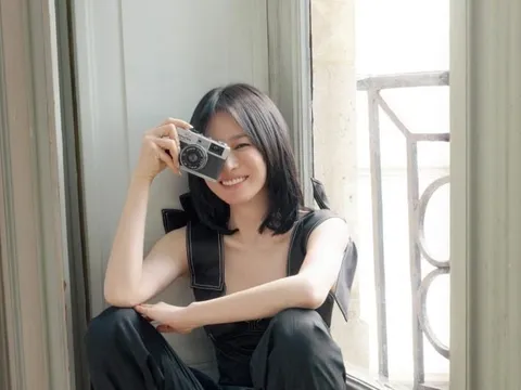 Song Hye Kyo gây sốt với kiểu tóc ngắn giúp gương mặt thanh thoát và trẻ trung hơn ở tuổi 45
