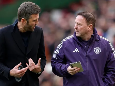 Allan Russell gọi trợ lý Steve Holland của MU là thiên tài